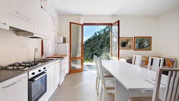 Frigorifero, microonde, piano cottura, lavastoviglie