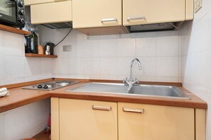 Fridge, stovetop, coffee/tea maker, electric kettle