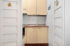 Kühlschrank, Herdplatte, Wasserkocher mit Kaffee-/Teezubehör