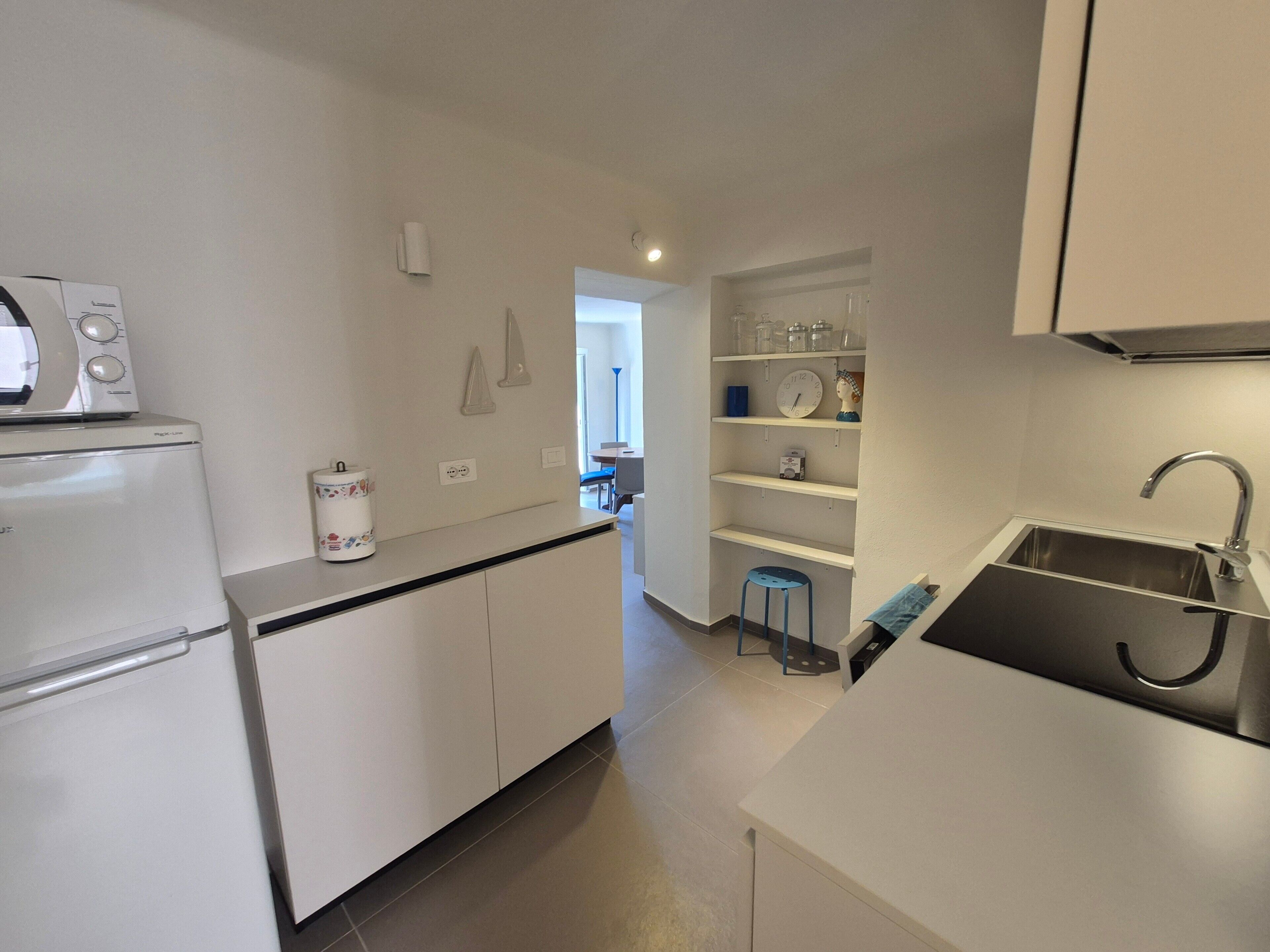 Wasserkocher mit Kaffee-/Teezubehör, Kühlschrank, Mikrowelle, Ofen