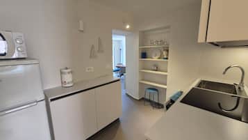 Wasserkocher mit Kaffee-/Teezubehör, Kühlschrank, Mikrowelle, Ofen