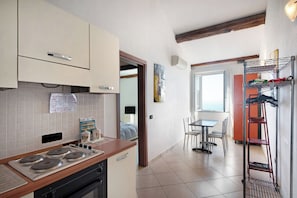 Kühlschrank, Herdplatte, Wasserkocher mit Kaffee-/Teezubehör