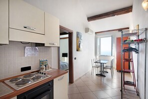 Fridge, stovetop, coffee/tea maker, cookware/dishes/utensils - Apartment "Bilocale Serra" with A/C (Bonassola)