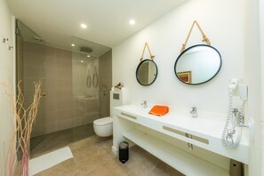 Baignoire, sèche-cheveux, serviettes fournies