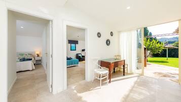 4 bedrooms, iron/ironing board, free WiFi, bed sheets