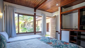 A bedroom with a bed, a wardrobe, and a large window with curtains. - Pousada Maria Maria Buzios (Búzios)