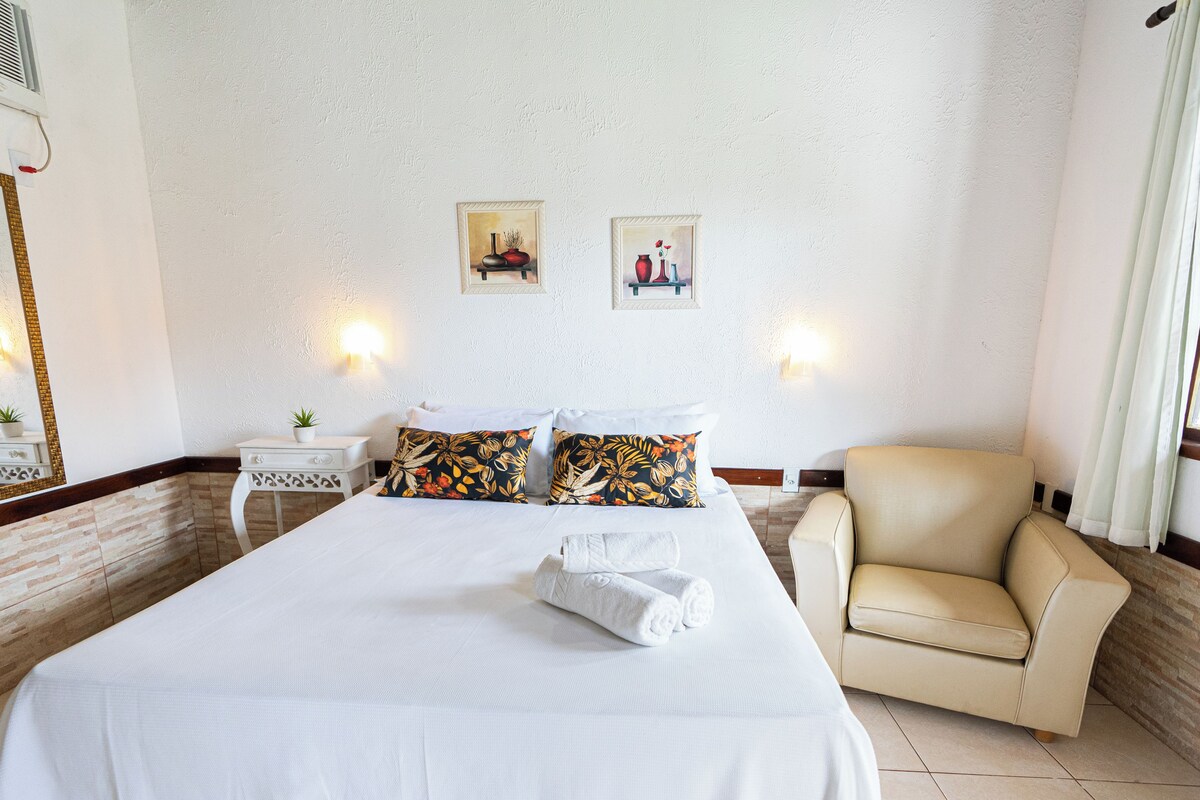 Minibar, desk, WiFi (free), bed sheets