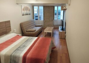 1 chambre, fer et planche à repasser, lit parapluie, Wi-Fi gratuit