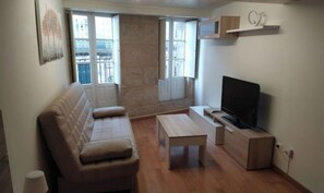 TV, books - Luz - A bright Loft in the center (Vigo)