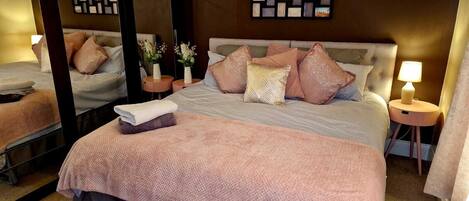 2 habitaciones, tabla de planchar con plancha, wifi y ropa de cama