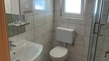 Lejlighed (One Bedroom Apartment with Terrace an) | Badeværelse | Bruser, håndklæder