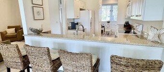 5 Star reviews! 1st floor coastal condo Pretty fountain views! Free Golf May-Oct