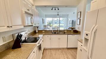 Jääkaappi, mikroaaltouuni, uuni, liesi