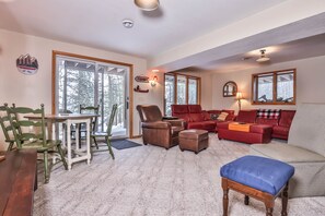 Fernseher, Kamin, DVD-Player