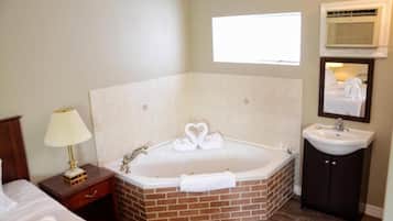 Deluxe Room | Down comforters, desk, laptop workspace, soundproofing