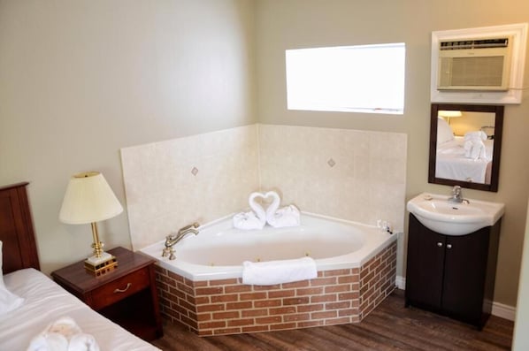 ห้องดีลักซ์ | ผ้านวมขนเป็ด, โต๊ะทำงาน, พื้นที่ทำงานแบบใช้แล็ปท็อป, ห้องเก็บเสียง