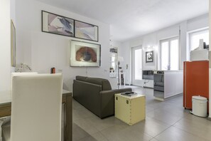 Smart TV, books, stereo