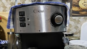 A kitchen with a stainless steel coffee maker, a glass pitcher, and a mug on the counter. - Superb apartment in Targha, 100 m from the beach<br>15 km to oued law<br>5 km to karasras (Tétouan)