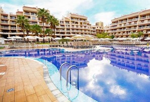 Una piscina al aire libre, una piscina climatizada