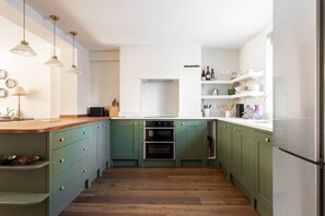 Kühlschrank, Geschirrspüler, Wasserkocher mit Kaffee-/Teezubehör