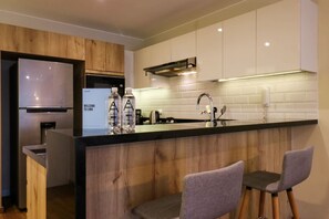 Kjøleskap, mikrobølgeovn, ovn og kokeplater