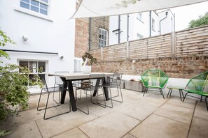Outdoor dining - Gladstone Street by onefinestay (London)