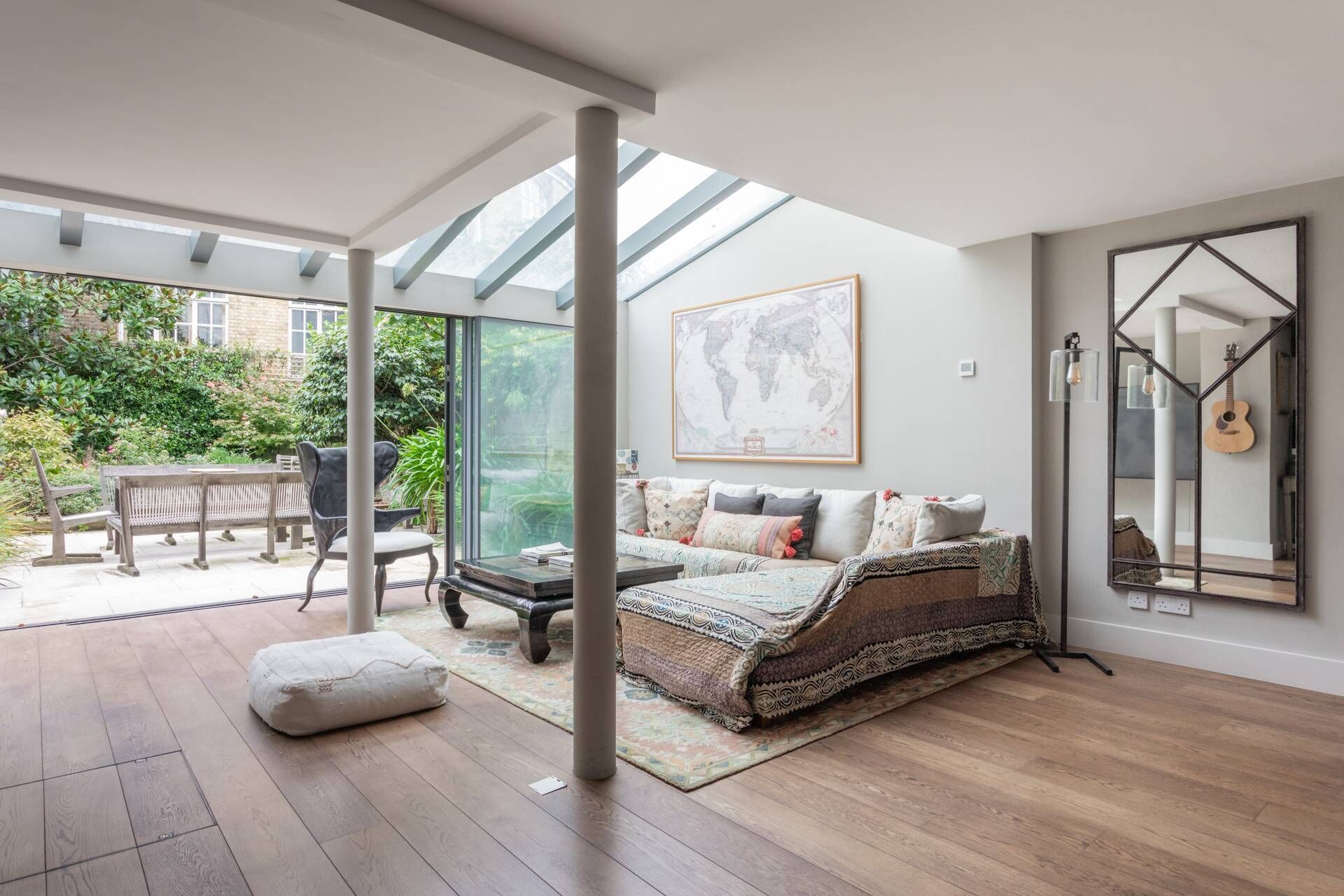 Een televisie en een open haard