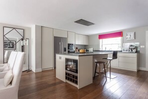 Microwave, dishwasher, coffee/tea maker, toaster