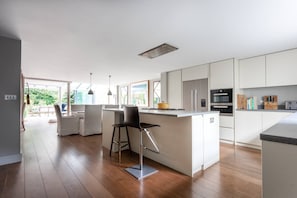 Réfrigérateur, micro-ondes, lave-vaisselle, cafetière/bouilloire