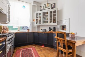 Mikrowelle, Geschirrspüler, Wasserkocher mit Kaffee-/Teezubehör