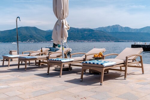Amazing villa w/ Private beach Steps from the Sea