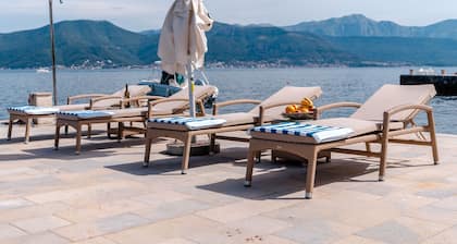 Amazing villa w/ Private beach Steps from the Sea