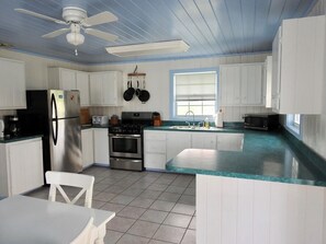 Fridge, microwave, oven, stovetop - Steps away from the Beach at Turtle Hill Resort (Elbow Cay)