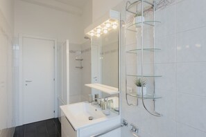 Duschwanne, Haartrockner, Bidet, Handtücher