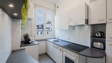 Frigorífico, horno, placa de cocina y lavavajillas