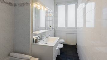 Ducha y bañera combinadas, secador de pelo, bidé y toallas