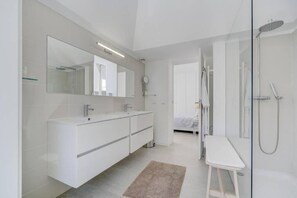 Shower, hair dryer, towels - Charming architect-designed house in the heart of Tavira (Tavira)