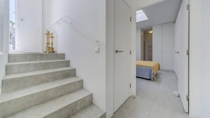 A modern interior with a staircase leading to a bedroom. - Charming architect-designed house in the heart of Tavira (Tavira)