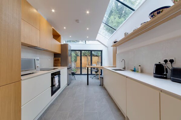 Réfrigérateur, micro-ondes, lave-vaisselle