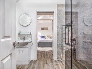 Shower, hair dryer, towels, soap - Charming Annexe w Garden Parking - Pass The Keys (Chichester)