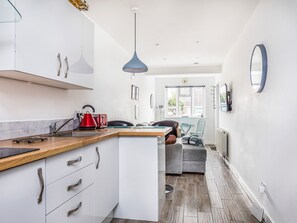 Fridge, microwave, oven, toaster - Charming Annexe w Garden Parking - Pass The Keys (Chichester)