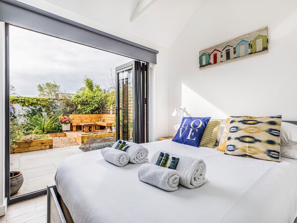 1 bedroom, iron/ironing board, free WiFi, bed sheets - Charming Annexe w Garden Parking - Pass The Keys (Chichester)