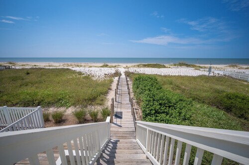 Gulf-front, private pool, pets welcome!