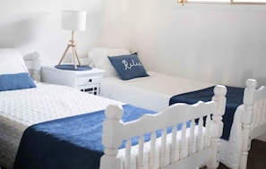 2 bedrooms, desk, iron/ironing board, free WiFi - Steps from the water! Quiet, peaceful location.  (Watertown)