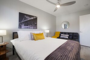 2 habitaciones, escritorio y tabla de planchar con plancha 