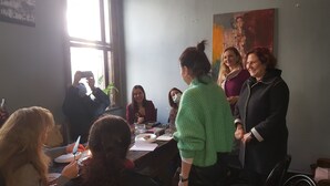 A group of people in a room with a table, chairs, and a painting on the wall. - Titan House Hostel (Izmir)