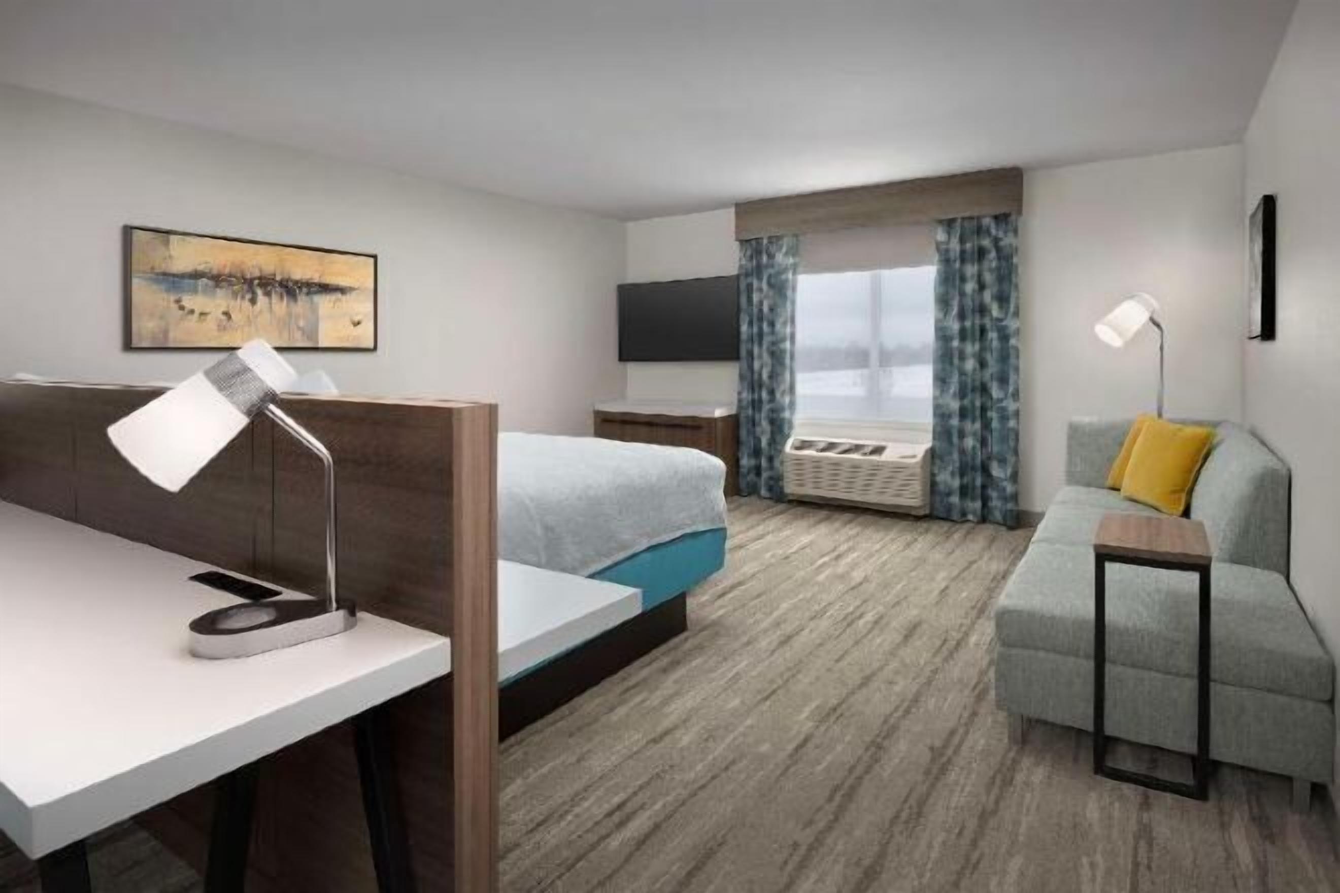 办公桌、笔记本电脑工作区、遮光窗帘、熨斗/熨衣板