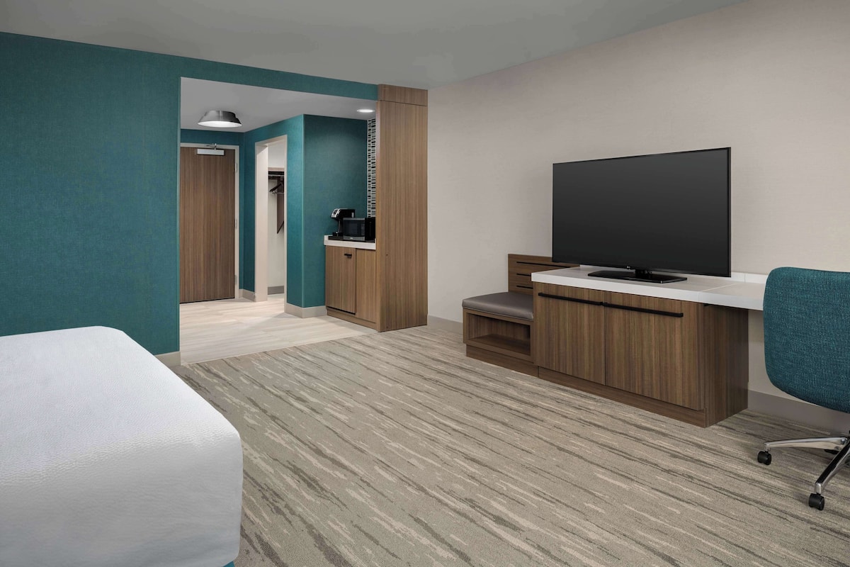 1 bedroom, desk, laptop workspace, blackout curtains