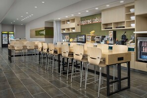 Buffet déjeuner gratuit tous les jours