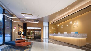 A modern hotel lobby with a reception desk, seating area, and a well-lit interior. - Hilton Garden Inn Hangzhou Xiaoshan (Hangzhou)